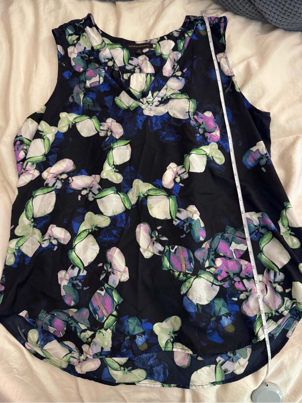 Banana Republic floral sleeveless blouse. Size xl - Picture 5 of 10